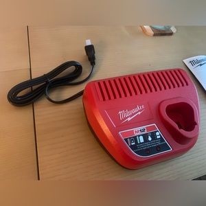 Milwaukee M12 LI-ION battery charger